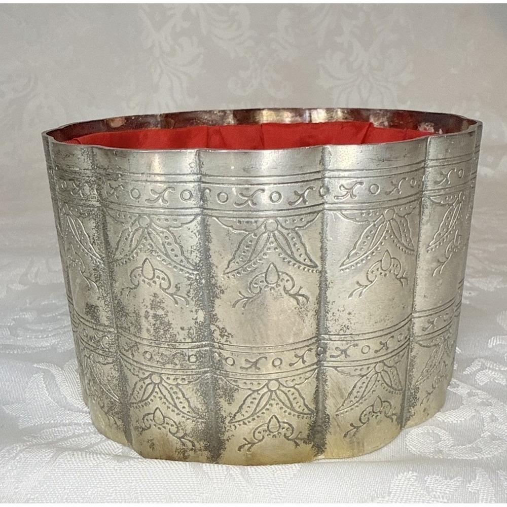 Vintage Silver Plated Scalloped Red Silk  Lined Jewelry vanity Box No‎ Lid